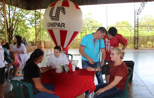 Colégio de Toledo recebe ação de saúde da Unipar