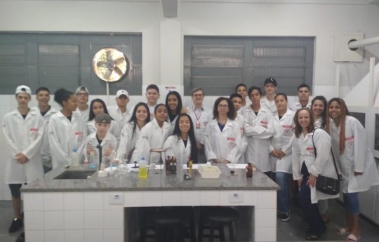 Unipar Sede recebe visita de alunos nos laboratórios de química