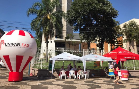 Prove trabalha divulgando cursos presenciais e semipresenciais da Unipar, em Francisco Beltrão