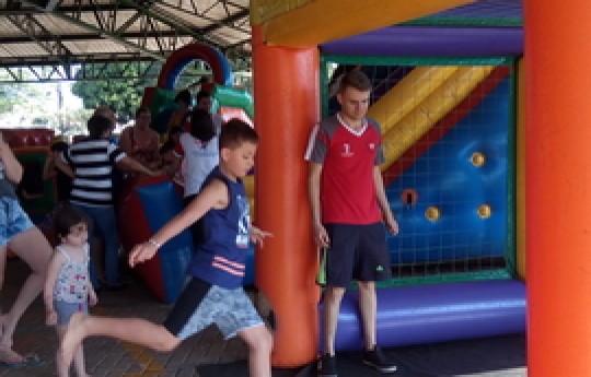 Curso de Educação Física participa de tarde recreativa no Largo Duque de Caxias